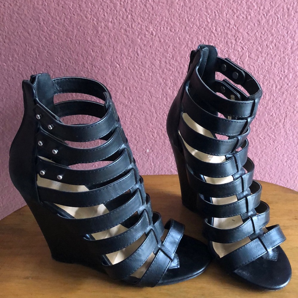 Black wedges